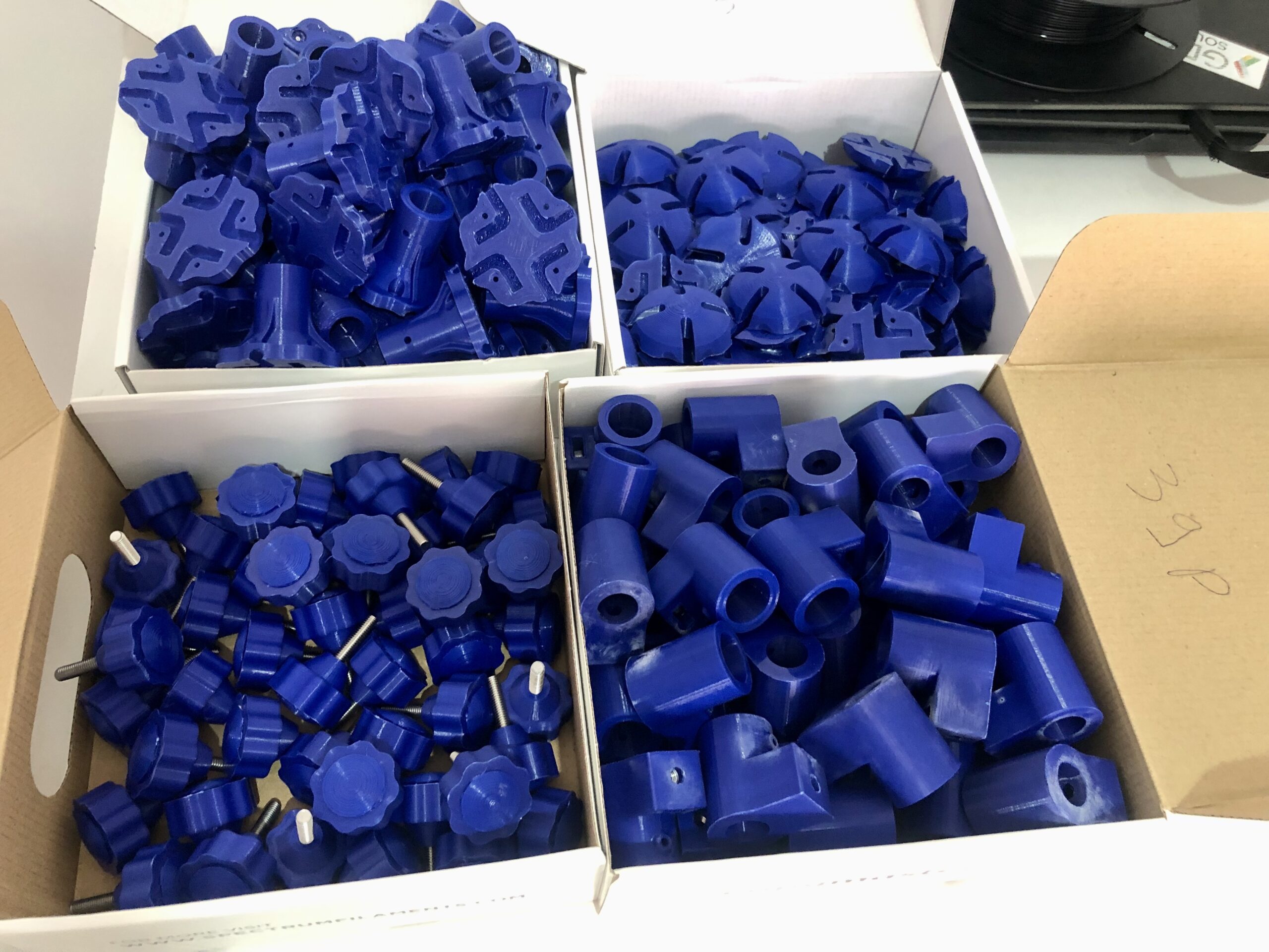 Caisses de pièces de production bleues